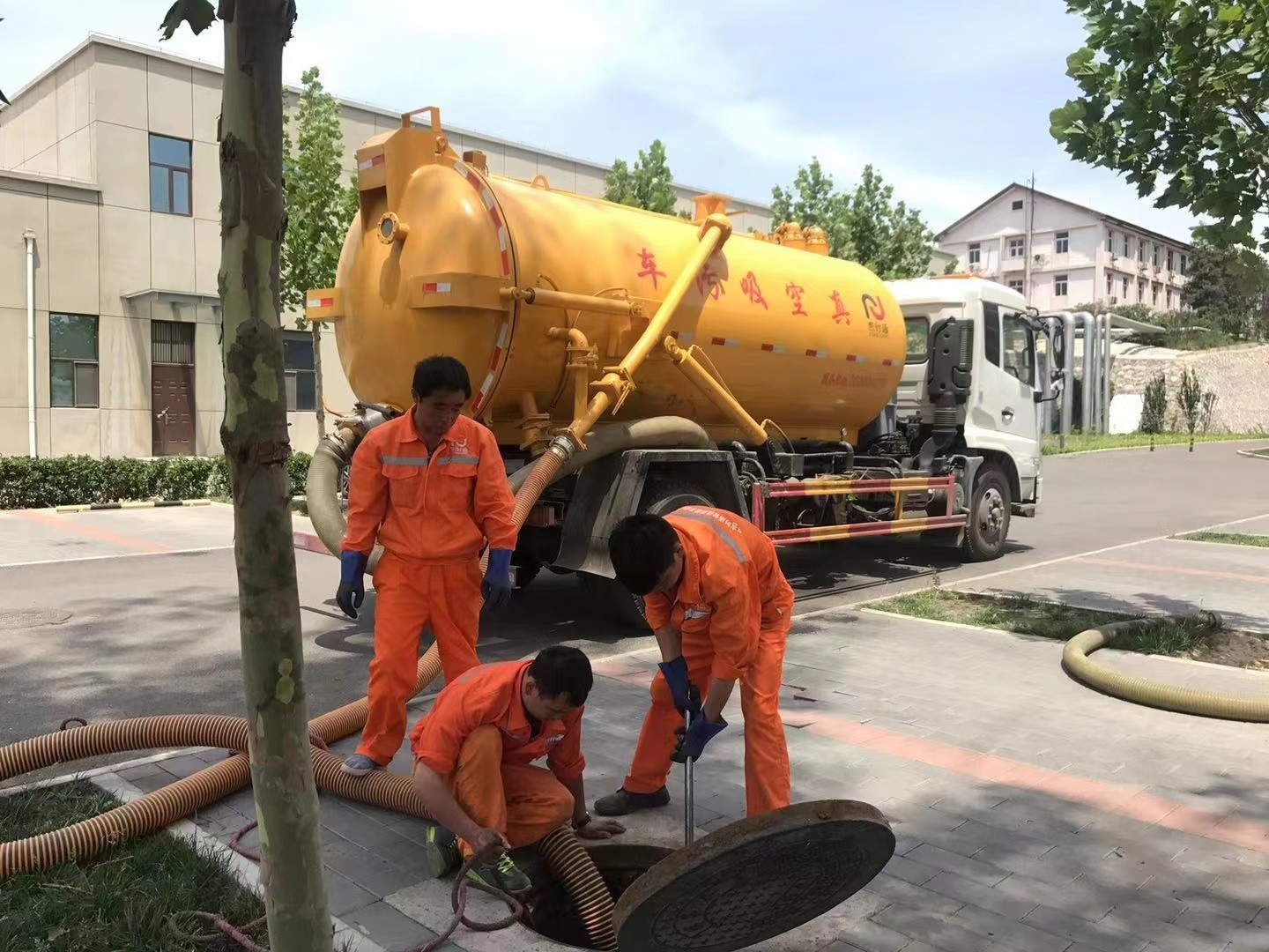 延寿管道疏通车停在窨井附近