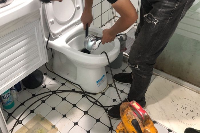 延寿马桶堵塞自己疏通还是找师傅?专业上门服务让你省时更省心